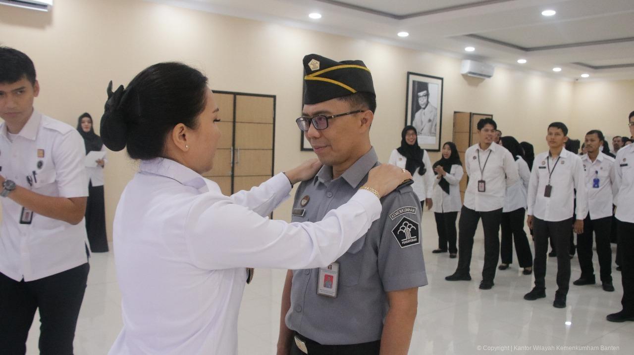 Kemenkum Banten Lakukan Penyematan Pangkat, Tetapkan Pegawai Teladan, dan Serahkan SK CPNS